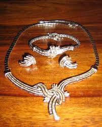 S'utilise avec les articles la, l' (devant une voyelle ou un h. Parure Or Blanc Sertie De Diamants