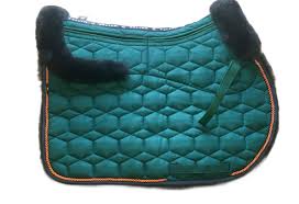 Das naturmaterial lammfell ist ein wahrer alleskönner und bietet ihrem pferd höchsten komfort. Mattes Schabracke Spezial Lammfell Und 2 Taschen Correction System Samt Grun Graphit Springen Gr L Sofort