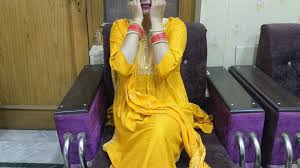 पति ने अपनी पत्नी को उसके जन्मदिन पर हिंदी में यौन सुख देकर चौंका दिया