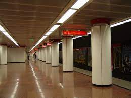 Kossuth lajos tér, a metró építési területe a parlament déli oldala mellett. Kossuth Lajos Ter Metro Budapest Wikipedia