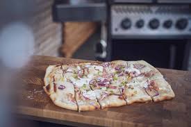Flammkuchen Vom Gasgrill Flammkuchen Selber Grillen Rezept In 2020 Flammkuchen Gasgrill Rezepte Lebensmittel Essen