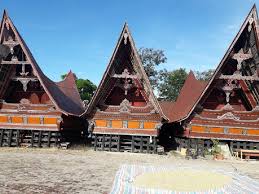 Provinsi sumatera utara (sumut) memiliki berbagai macam daya tarik tersendiri bagi para wisatawan, baik lokal maupun asing. Rumah Bolon Rumah Adat Yang Menjadi Lambang Budaya Suku Batak