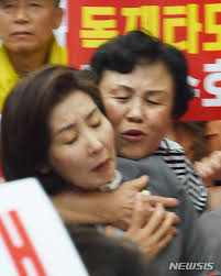 에스에스패션의 신사복 브랜드인 버킹검의 1980년 tv 광고에서 나온 표현. ì§€ì§€ìžì˜ ê°'ìž'ìŠ¤ëŸ° ë°±í—ˆê·¸ì— ë†€ëž€ ë‚˜ê²½ì› Jpg ê°œ9
