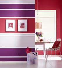 Einfarbige Tapeten Einmal Quer Tapezieren Stuckleisten Fur Akzente Setzen Und Eine Passende Mustertapete In Bilderrah Wandgestaltung Stuckleisten Mustertapete