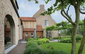 binnengluren in een landelijke tuin het nieuwsblad https www nieuwsblad be cnt dmf20130719 034 pid 2629053 tuin zwembad huizen tuinarchitectuur