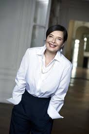 Isabella Rossellini On Unrealistic Beauty Ideals Antiaging Is Against Nature Glamour Stylish Older Women Isabella Rossellini Fashion