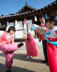 Learn how to make and play the traditional south korean game of ddakji. Jegichagi Is A Korean Traditional Game Which Requires The Use Of People S Foot And Jegi An Object Used To Play Jegichag Korean People Korean Traditional Korea