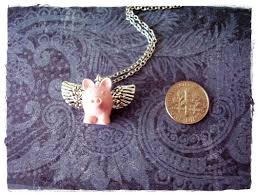 Collar de cerdo volador rosa: dije de cerdo volador de resina esmaltada  rosa en una delicada cadena tipo cable de acero inoxidable o solo dije