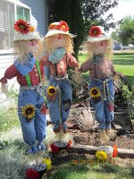 15 Fabulous Scarecrow Yard Decoration Ideas For Fall And Halloween Breakpr Fall Yard Decor Scarecrows For Garden Scarecrow Crafts