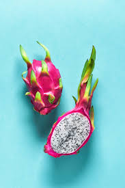 Fruit Du Dragon Bio Frais Pitaya Ou Pitahaya Coupe En Deux Sur Fond De Menthe Bleue Avec Des Ombres Disposition Plate Creative Avec Des Fruits Exotiques A La Fruits Exotiques Fruit