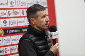 Adrian dante ursea (born 14 september 1967) is a romanian football manager and former footballer. Adrian Ursea Entraineur De Nice Dolberg Il N Est Pas A 100 L Equipe