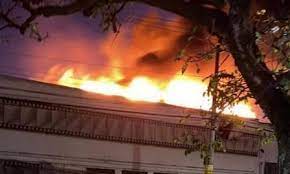 Um galpão de propriedade da cinemateca brasileira pega fogo na vila leopoldina, em são paulo, no início da noite desta quinta (29/7). Aw5syufr5ia9hm