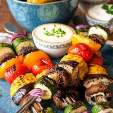 Gemusespiesse Vom Grill Mit Drei Schnellen Dips Vegetarisch Grillen Rezept Gemusespiesse Gesunde Rezepte Spiesse