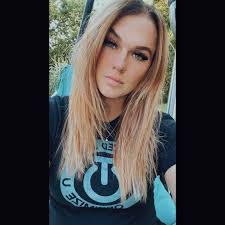 Shelby Beattie's Instagram, Twitter & Facebook