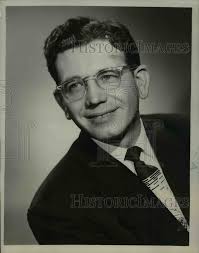 1951 Press Photo Producer and announcer of CBS Paul Oliphant