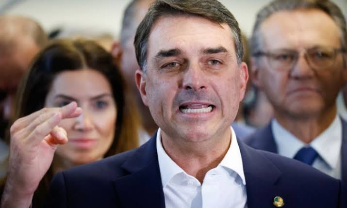 Flávio Bolsonaro nega relação entre operação policial e filme sobre o pai - Ensinando a Vencer