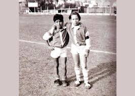 Argentinos juniors named its stadium after maradona on 26 december 2003. Todo Empezo En Saavedra Diego Maradona Ingreso A Argentinos Juniors Tras Una Practica En Parque Sarmiento Saavedra Online
