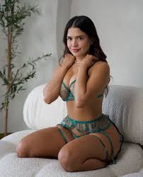OnlyFans model Karina Guerrero Pakt uit met serieus hete bikini kiekjes! -  DailyBase.com