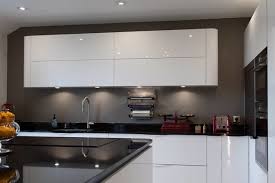 Le plan de travail béton : Superbe Cuisine Blanche Avec Plan De Travail En Granite Zimbabwe Poli Brillant Modern Kitchen Other By Stone Class Houzz