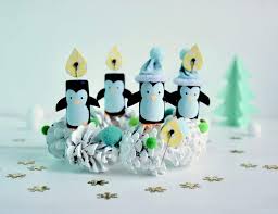 Adventskranz Fur Kinder Aus Korken Und Kiefernzapfen Selber Machen Basteln Mit Kindern Weihnachten Basteln Mit Naturmaterialien Und Adventskranz Basteln