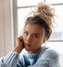 Troverai tutte le informazioni per dare volume ai capelli lisci, realizzare una coda coprendo l'elastico e sistemare i capelli . Chignon Spettinato Alto Basso E Laterale Come Farlo In Modo Semplice