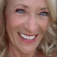 Diana Declue's Instagram, Twitter & Facebook