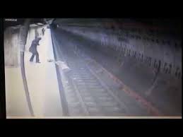 Video cu crima de la metrou momentul in care tanăra a fost aruncată pe sinele metroului atentie imagini socante stiri de cluj. Momentul In Care TanÄƒra De 25 De Ani A Fost ImpinsÄƒ In FaÈ›a Metroului Youtube