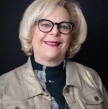 Comedian introduces themselves with 15 years experience