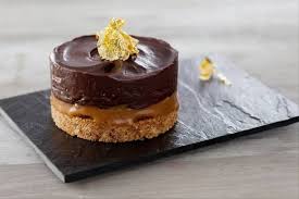 Recette De Sable De Millionnaire Amaretto Caramel Beurre Sale Ganache Au Chocolat Et Feuille D Or Recette Dessert Recette Chocolat Ganache Au Chocolat