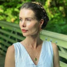 Elizabeth Carlile's Instagram, Twitter & Facebook