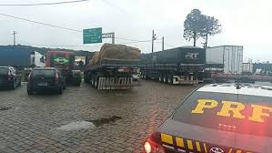 Desde ontem (22) caminhoneiros bloqueiam o acesso a uma base de fornecimento de combustível a distribuidoras, na rodovia antônio heil, em itajaí. Caminhoneiros Fazem Manifestacoes No Parana E No Rio De Janeiro