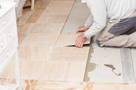 Mit malerkrepp, reparaturkleber und fliesenlack. Fliesen Auf Fliesen Kleben Kacheln Sanieren Heimhelden