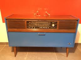 Tourné disque lit également la musique de votre téléphone via bluetooth. Meubles Originalties
