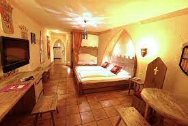 The themed hotel castillo alcazar in rust combines the myth and the splendid design of a medieval knight's castle with all amenities of our days. Hotel Castillo Alcazar Europa Park Zimmer Fotos Und Bewertungen Tripadvisor