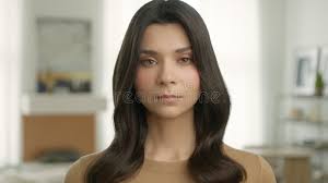 Ritratto Di Una Giovane Donna Di Razza Mista Con Un'acconciatura Lucida  Archivi Video