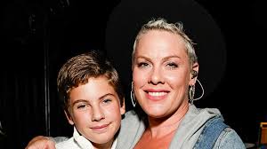 Blake Lively Calls Anna Kendrick, Paul Feig a 'Dream' at “Another Simple  Favor” Premiere amid Justin Baldoni Legal Battle