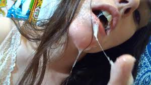 唾を吐く遊びは私の顔にザーメンのように見えますね。これはYouTubeで禁止されました、ハハおっとインターネットは失敗します