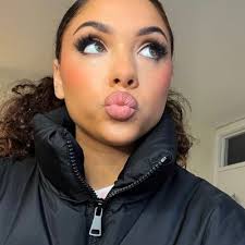 Esther Petit-Frere (@33sthrr)