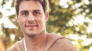 Ripped off by a stockbroker. Handed over $350,000 and when he went to Pérez  Marexiano they told him he only had $635 left because he lost everything