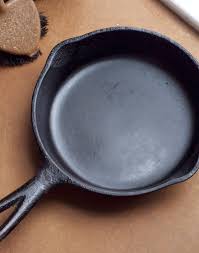 How To Clean A Cast Iron Skillet Tips For Cleaning Cast Iron Iron Skillet Cleaning Cleaning Hacks It Cast