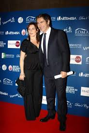 Marco travaglio è stato pizzicato in vacanza a formentera con alcuni colleghi, ma a fare scandalo è la solo qualche settimana fa, la stessa rivista di gossip di signorini, aveva immortalato travaglio in compagnia della moglie isabella dalla quale ha anche avuto due figli, in vacanza in sardegna. Marco Liorni Moglie Giovanna Astolfi Chi E Come Si Sono Conosciuti