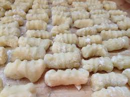Couper les pommes de terre en tranches de 1,25 cm (1/2 po) d'épaisseur. Recette Italienne De Gnocchi Aux Pommes De Terre Recettes Erasmus