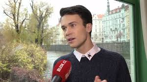 Účinkující jsou známé osobnosti české scény, kteří mají za úkol napodobit české i zahraniční pěvecké legendy. Nerves Up To Sweet Yes Albert Cerny Asked His Model For A Hand World Today News