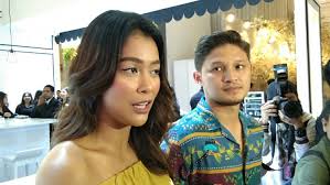 Bunga jelitha, sang istri, baru saja melahirkan anak pertama mereka melalui operasi caesar. Menikah Awal Tahun Depan Syamsir Alam Bunga Jelita Tak Mau Pakai Pelaminan Tabloidbintang Com