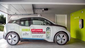 Das funktioniert meist über nacht mit starkstrom oder auch mit der. Elektroauto Bequem Zuhause Aufladen Garagen Welt