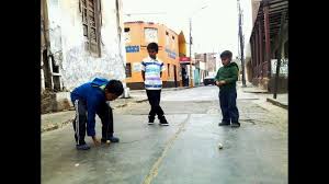 El juego consiste en cubrir tus ojos con una cinta (hasta cubrir todo el ojo y no lograr observar nada), después tus amigos ni se tiene que dejar atrapar pero tienen que hacer sonidos para facilitar el trabajo a la gallina ciega. Verano Y Los Juegos De Antano En Trujillo Rpp Noticias