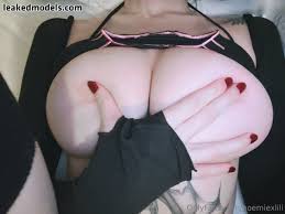 Cinnannoe cosplay high-heel pose