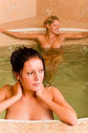 Relax Spa-Pool Zwei Nackte Frauen Im Wasser Schönheit Lizenzfreie Fotos,  Bilder und Stock Fotografie. Image 10548371.