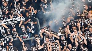 55,00 € schal oldschool 80er. Seit Jahren Befindet Sich Eintracht Frankfurt In Der Hand Seiner Ultras