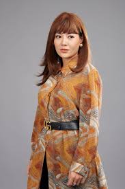 Hồng ngài năm ấy ăn tết giữa lúc gió thổi vào cỏ gianh vàng ửng, gió và rét tất dữ dội. G Lrotrgx1kg M